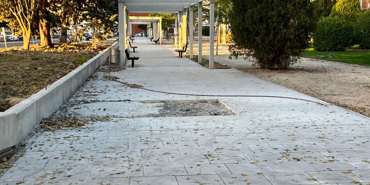 El PP de Peñaranda denuncia que el parque de los Jardines ya presenta charcos y defectos antes de estrenarse la reforma