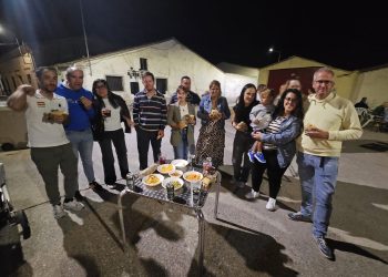 Mancera de Abajo abre sus fiestas patronales de la Virgen del Rosario con una gran «lomada» en la plazoleta de las peñas