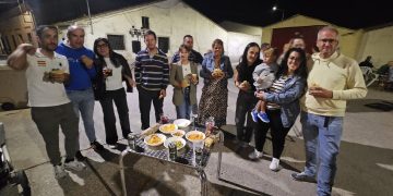 Mancera de Abajo abre sus fiestas patronales de la Virgen del Rosario con una gran «lomada» en la plazoleta de las peñas