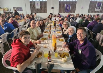 La cofradía nazarena reúne en Peñaranda a 220 comensales en torno a una animada paella servida en la Casa de Hermandad