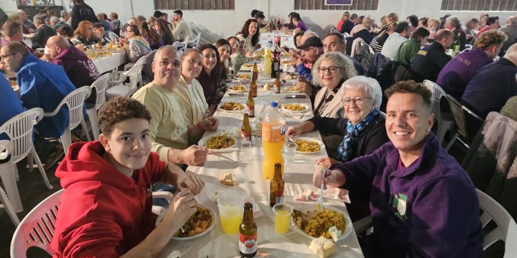 La cofradía nazarena reúne en Peñaranda a 220 comensales en torno a una animada paella servida en la Casa de Hermandad