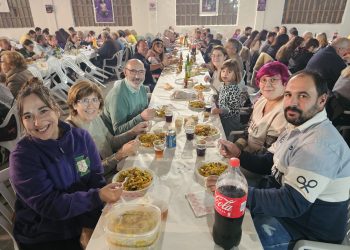 La cofradía nazarena reúne en Peñaranda a 220 comensales en torno a una animada paella servida en la Casa de Hermandad