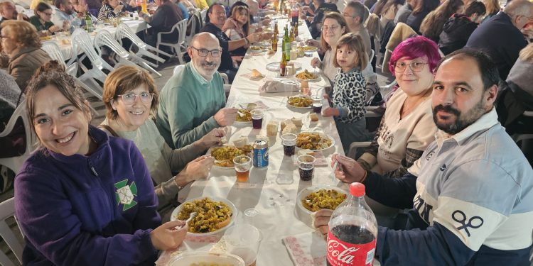 La cofradía nazarena reúne en Peñaranda a 220 comensales en torno a una animada paella servida en la Casa de Hermandad
