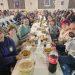 La cofradía nazarena reúne en Peñaranda a 220 comensales en torno a una animada paella servida en la Casa de Hermandad