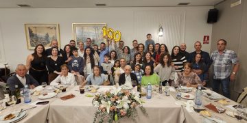 Olimpio Criado López celebra en Peñaranda sus 100 años de vida acompañado de sus cuatro hijas, yernos, nietos y biznietos