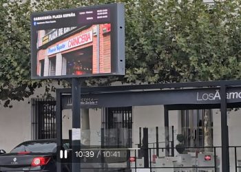 10 minutos y 31 segundos para ver el primer anuncio del comercio en las pantallas de Peñaranda: un sistema que «hay que pulir»