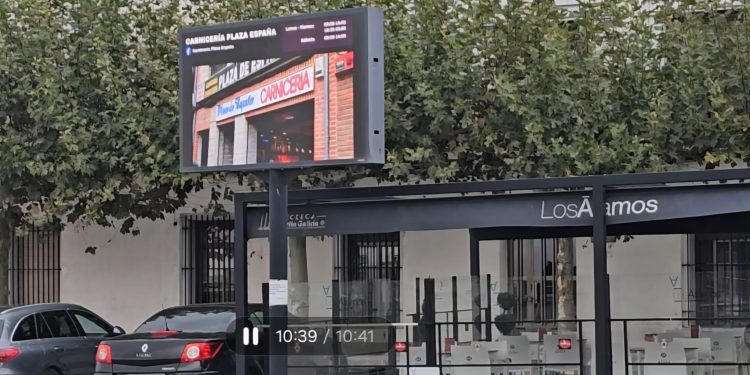 10 minutos y 31 segundos para ver el primer anuncio del comercio en las pantallas de Peñaranda: un sistema que «hay que pulir»