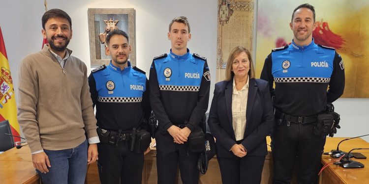 Dos nuevos agentes de la Policía Local toman posesión de sus puestos en Peñaranda tras superar 300 horas de prácticas
