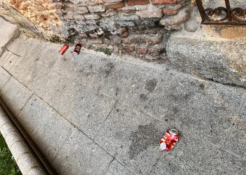 Quejas vecinales en Peñaranda por las acciones incívicas junto a la iglesia parroquial: latas en el suelo y orines en plena plaza
