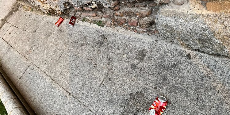 Quejas vecinales en Peñaranda por las acciones incívicas junto a la iglesia parroquial: latas en el suelo y orines en plena plaza