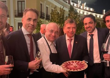 Jamón Prim de Macotera destaca entre «los mejores embajadores de los Alimentos de España» y recoge su premio en Madrid