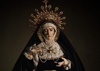 La Virgen de la Soledad, ataviada de luto castellano al más puro estilo de la Casa de Austria en la iglesia parroquial de Peñaranda