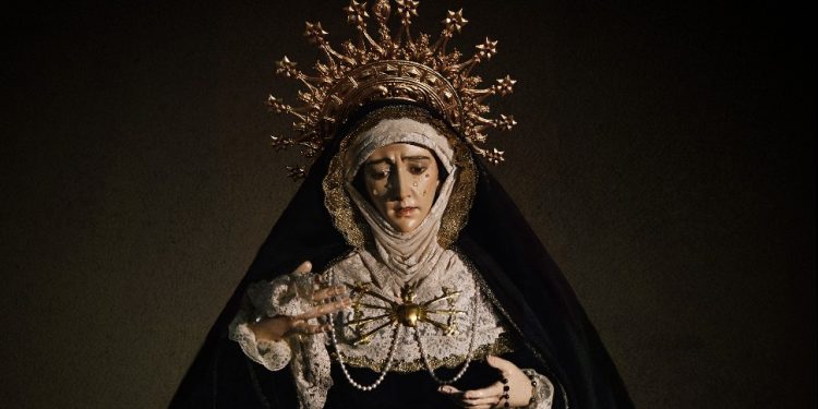 La Virgen de la Soledad, ataviada de luto castellano al más puro estilo de la Casa de Austria en la iglesia parroquial de Peñaranda