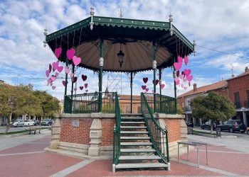 El templete de la plaza de España en Peñaranda se viste de rosa con motivo del Día Mundial contra el cáncer de mama