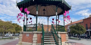 El templete de la plaza de España en Peñaranda se viste de rosa con motivo del Día Mundial contra el cáncer de mama