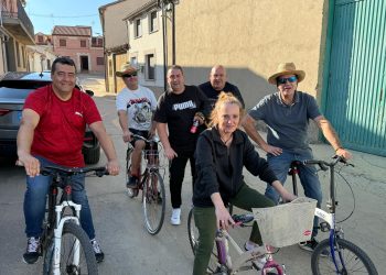 Los quint@s de 1975 celebran una gran fiesta en Villaflores con desfile con la charanga y un animado convite para todo el pueblo