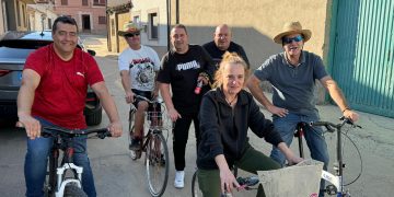 Los quint@s de 1975 celebran una gran fiesta en Villaflores con desfile con la charanga y un animado convite para todo el pueblo