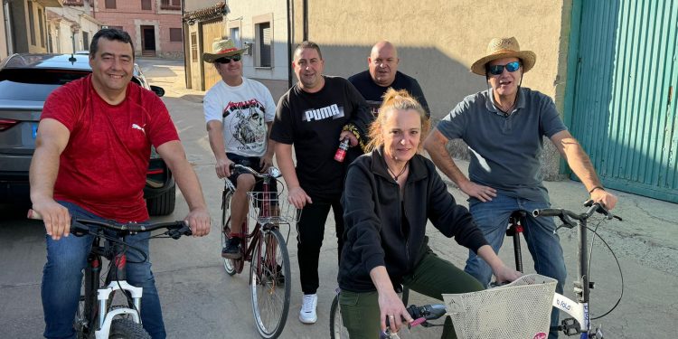 Los quint@s de 1975 celebran una gran fiesta en Villaflores con desfile con la charanga y un animado convite para todo el pueblo