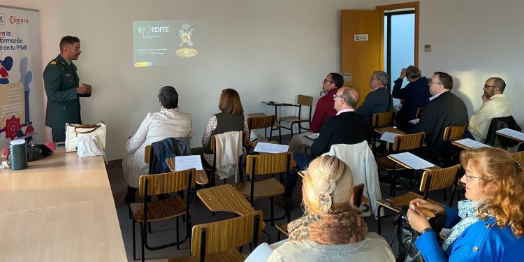 Una veintena de empresarios participan en Peñaranda en una interesante jornada sobre seguridad frente a los ciberataques