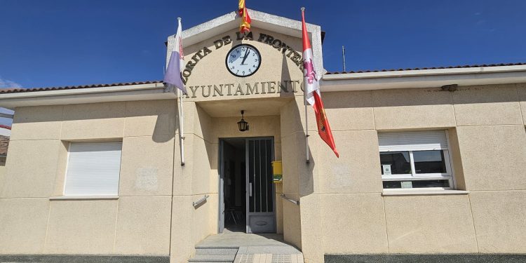 Borradas las pintadas del Ayuntamiento de Zorita de la Frontera mientras la Guardia Civil investiga la autoría del acto vandálico