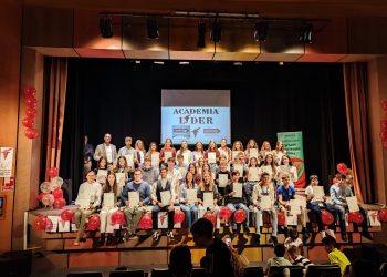 Medio centenar de estudiantes de la academia Líder reciben en Peñaranda su certificado de la Universidad de Cambridge