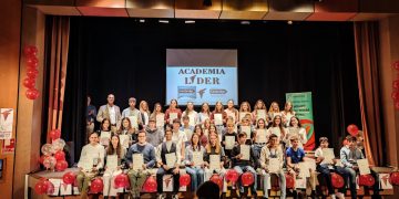 Medio centenar de estudiantes de la academia Líder reciben en Peñaranda su certificado de la Universidad de Cambridge