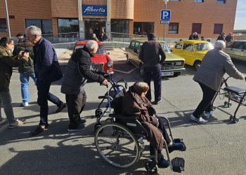 Albertia Babilafuente recibe un año más la visita del club Clásicos Helmánticos con sus coches antiguos expuestos junto a la «resi»