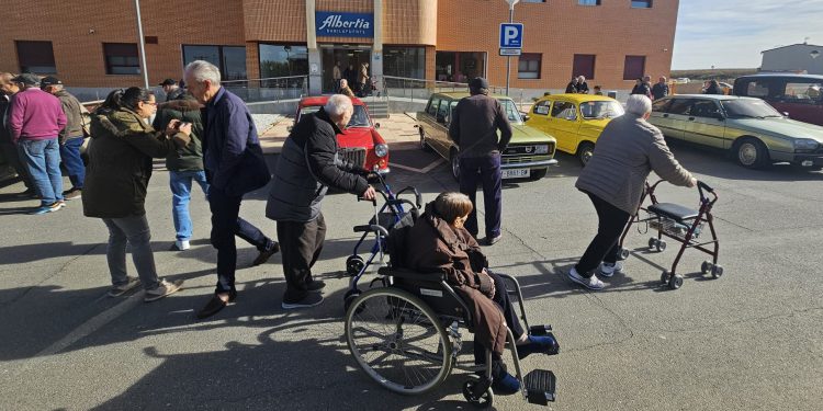 Albertia Babilafuente recibe un año más la visita del club Clásicos Helmánticos con sus coches antiguos expuestos junto a la «resi»