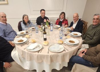 Alfonso Sánchez celebra su jubilación como médico en Peñaranda rodeado de sus compañeros en una comida en Las Cabañas