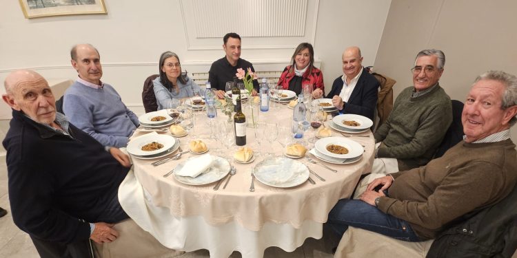 Alfonso Sánchez celebra su jubilación como médico en Peñaranda rodeado de sus compañeros en una comida en Las Cabañas
