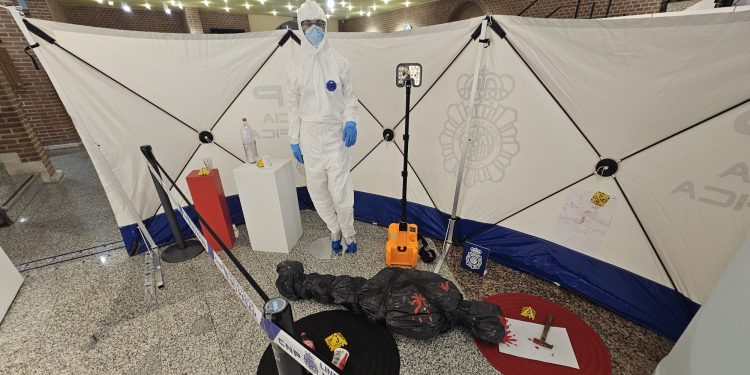 Un cadáver en el zaguán del CDS de Peñaranda: «Bracamonte en Negro» convierte la localidad en la capital de la novela negra