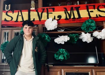 Bruno Pérez, el joven entusiasta de la Semana Santa, que ha creado la decoración para el rosario de la Esperanza en Peñaranda