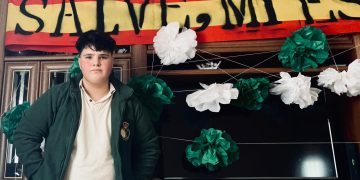 Bruno Pérez, el joven entusiasta de la Semana Santa, que ha creado la decoración para el rosario de la Esperanza en Peñaranda