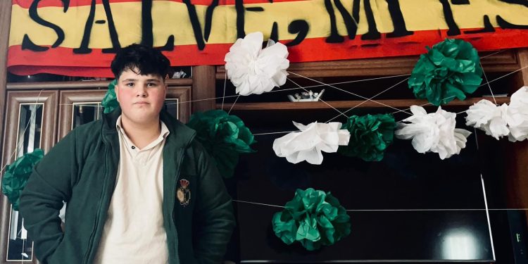 Bruno Pérez, el joven entusiasta de la Semana Santa, que ha creado la decoración para el rosario de la Esperanza en Peñaranda