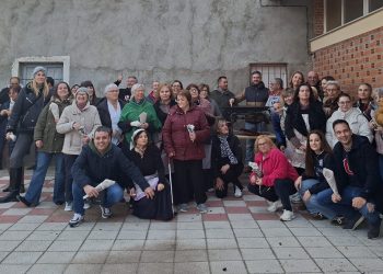 Bóveda del Río Almar congrega a sus vecinos frente al multiusos para disfrutar de la castañada popular y una invitación a chocolate