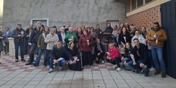 Bóveda del Río Almar congrega a sus vecinos frente al multiusos para disfrutar de la castañada popular y una invitación a chocolate