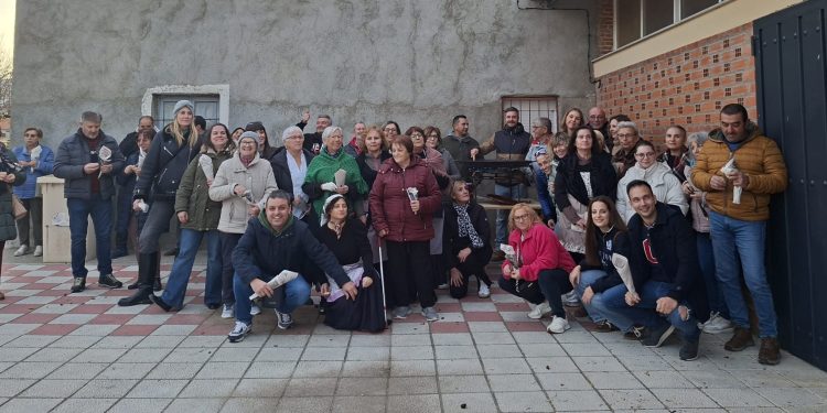 Bóveda del Río Almar congrega a sus vecinos frente al multiusos para disfrutar de la castañada popular y una invitación a chocolate