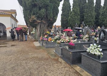 La  intensa lluvia resta afluencia a los cementerios de Peñaranda y la comarca en la celebración del día de Todos los Santos