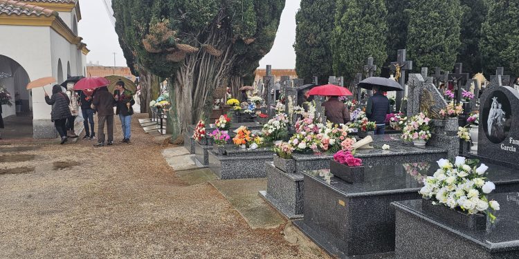 La  intensa lluvia resta afluencia a los cementerios de Peñaranda y la comarca en la celebración del día de Todos los Santos