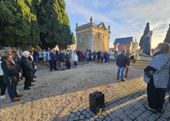 Peñaranda recuerda a los difuntos con el rezo del rosario en el cementerio en una procesión con la imagen de la Virgen dolorosa