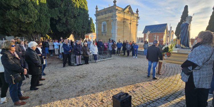 Peñaranda recuerda a los difuntos con el rezo del rosario en el cementerio en una procesión con la imagen de la Virgen dolorosa