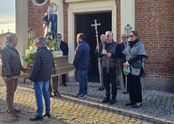 Peñaranda recuerda a los difuntos con el rezo del rosario en el cementerio en una procesión con la imagen de la Virgen dolorosa