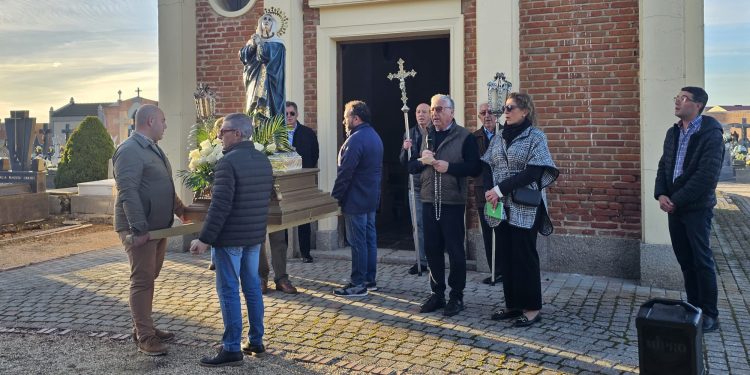 Peñaranda recuerda a los difuntos con el rezo del rosario en el cementerio en una procesión con la imagen de la Virgen dolorosa