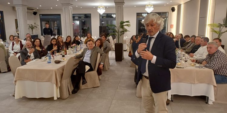 El cardiólogo José María de la Torre recibe el «Peñarandino del Año 2025» en una cena de gala con una gran respuesta solidaria