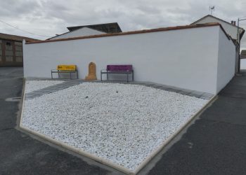 El Campo de Peñaranda recupera la fuente de la Tita que preside una nueva zona de recreo que se completará con un mural