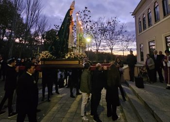 El rosario vespertino de la Virgen de la Esperanza en Peñaranda deja imágenes históricas con su visita a las dos residencias