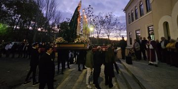 El rosario vespertino de la Virgen de la Esperanza en Peñaranda deja imágenes históricas con su visita a las dos residencias
