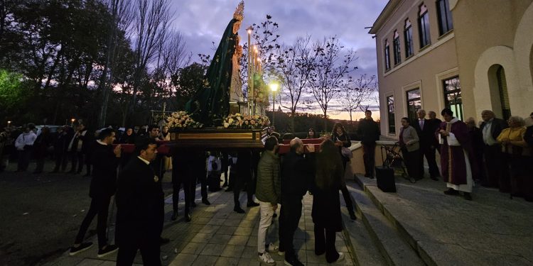 El rosario vespertino de la Virgen de la Esperanza en Peñaranda deja imágenes históricas con su visita a las dos residencias