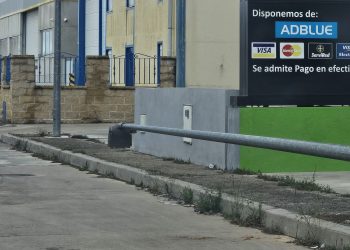 Derriba una farola en el polígono industrial El Inestal y la Policía de Peñaranda busca pistas que ayuden a esclarecer la autoría