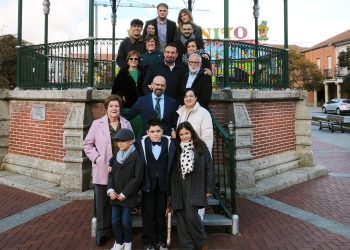 Fran Villoldo y Verónica Ullán celebran su unión matrimonial rodeados de su familia y con un posado de recuerdo en el templete